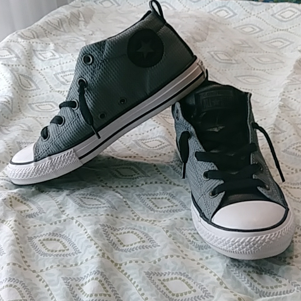 Boys Converse Hi Tops 👟Sz. 4